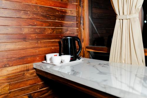 KenichiraにあるEthnic Villa Wayanadのカップ付きカウンターのコーヒーメーカー