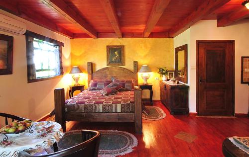 - une chambre avec un lit et un plafond en bois dans l'établissement Odem Habar, à Odem