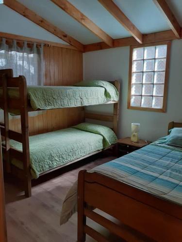 a bedroom with two bunk beds and a window at Casa Jardín del Mar- Reñaca Beach-Frente a Unimarc in Viña del Mar