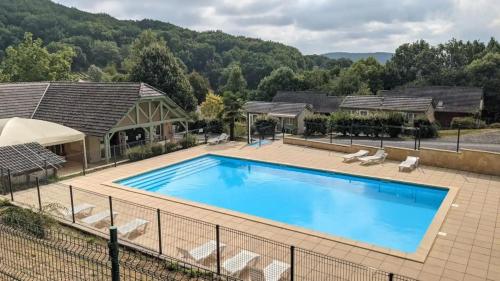 une image d'une maison avec piscine dans l'établissement Au chalet 29, à Lissac-sur-Couze