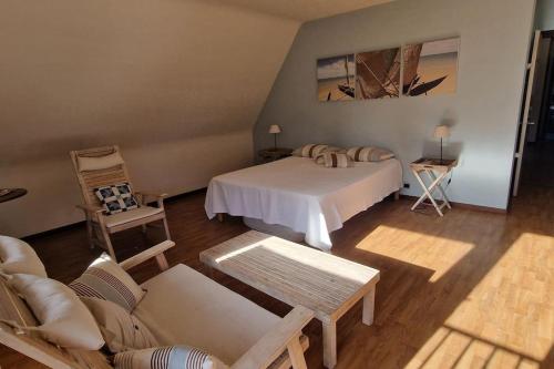 un salon avec un lit et un canapé dans l'établissement La Villa des Ajoncs, accès privé à la plage, à Carnac