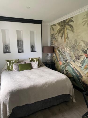 - une chambre avec un grand lit et du papier peint tropical dans l'établissement Villa Maolo 2, à Roquebrune-sur Argens