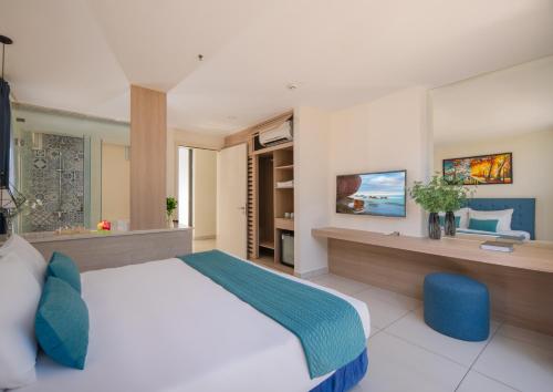 una camera da letto con un letto grande e una finestra di THH OCEANAMI Resort & Villa Vung Tau a Long Hai