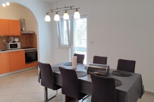 Kuchyňa alebo kuchynka v ubytovaní Family friendly apartments with a swimming pool Vinisce, Trogir - 12676