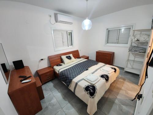 a bedroom with a bed and a desk and windows at Short term Stay in Rehovot Central location near Nes Ziona Rishon Lezion Jerusalem and Tel Aviv in Rechovot