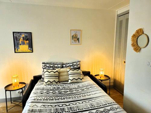 una camera con un letto e due tavoli di La Pause Tulliste a Tulle