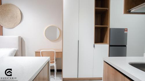 Kuchyň nebo kuchyňský kout v ubytování NeuSuite Cozy Studio by GUESTONIC