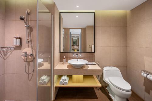 łazienka z umywalką, toaletą i prysznicem w obiekcie Holiday Inn Express Bali Sunset Road by IHG w mieście Kuta