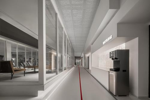 an empty hallway in a building with a refrigerator at Holiday Inn Taiyuan Sunshine by IHG in Taiyuan