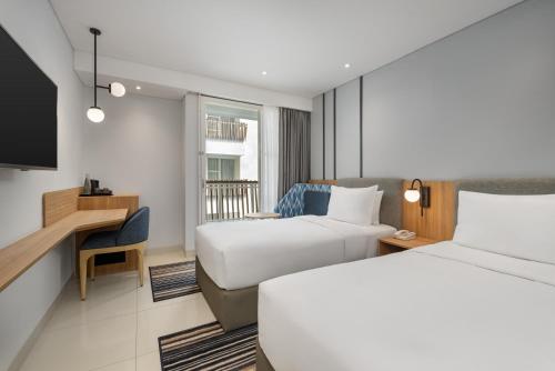 pokój hotelowy z dwoma łóżkami i biurkiem w obiekcie Holiday Inn Express Bali Sunset Road by IHG w mieście Kuta