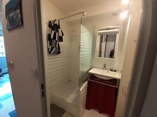 une salle de bain avec une douche, un lavabo et un miroir dans l'établissement Résidence Thabor A - Studio pour 3 Personnes MAE-9991, à Modane