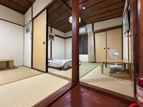 una stanza con una camera da letto con un letto e una scrivania di AnNam Stay HOTARUGAIKE - - whole two story house rental a Toyonaka