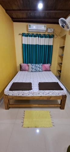 Postel nebo postele na pokoji v ubytování AADWIKA HOME STAY