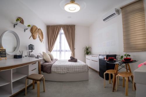Postel nebo postele na pokoji v ubytování Neu Suites By Cozy Unit L20RA near KLCC & Jelatek LRT