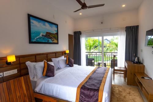 卡萨拉戈德SandalMist Resort and Spa的一间带床的卧室，可欣赏海景