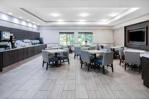 a dining room with tables and chairs in a restaurant at La Quinta Inn & Suites by Wyndham Norfolk in Norfolk
