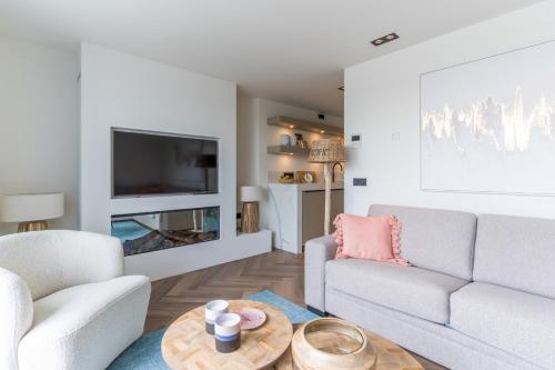 a living room with a couch and a table at The Boathouse Lodge in Harderwijk