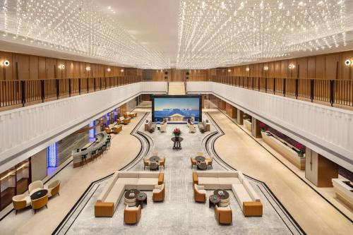a large lobby with a large screen in the middle at La Quinta by Wyndham Weifang South in Weifang