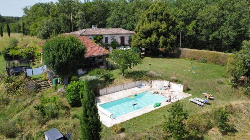 une vue aérienne d'une maison avec piscine dans l'établissement Maison Littré - Piscine chauffée - Au calme entre vignes et forêt, à Castelnau-de-Montmiral
