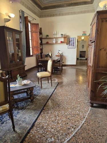 a living room with a table and chairs at Dimora del Conte in Pisa