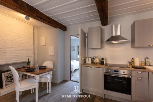 une cuisine avec une table et une salle à manger dans l'établissement Dolphin view - 1st floor - Charming comfortable flat on the port, à Honfleur