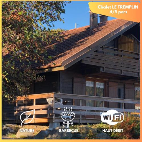une cabane en rondins avec deux chaises et une table dans l'établissement Chalet LE TREMPLIN - wifi, BBQ, parking, à Xonrupt-Longemer