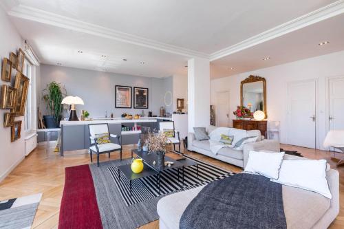un salon avec un canapé et une table dans l'établissement Panorama - Magnificent flat with breathtaking view of Fourvière Basilica, à Lyon