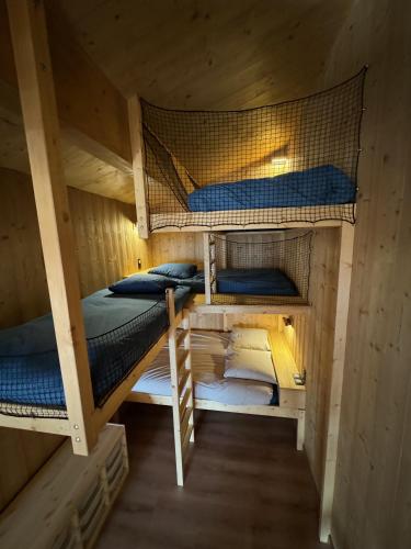 a couple of bunk beds in a cabin at Chalet de montagne Sant Feliu Feliu à Dorres in Dorres