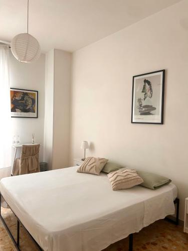 a bedroom with a large white bed in a room at La casa di Michelle in Foggia