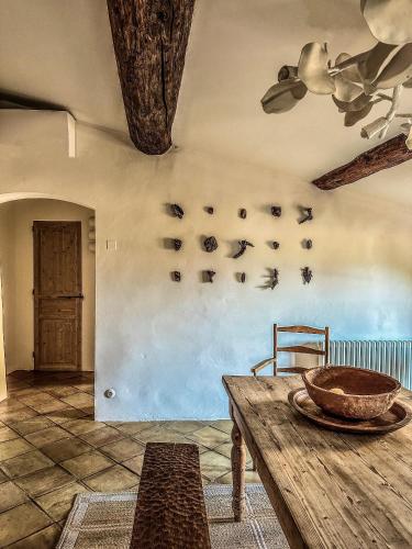 une pièce avec une table avec un bol sur le mur dans l'établissement Maison Bellevue, à Gassin