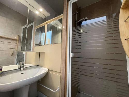 une salle de bain avec un lavabo et une douche dans l'établissement Résidence Pleiades - Appartement style montagne avec vue dégagée sur la station et les montagnes dans un secteur calme MAE-5571, à Vénosc
