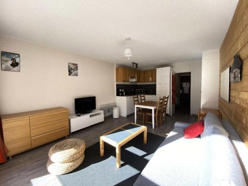 un salon avec un canapé et une salle à manger dans l'établissement Résidence Diamant 2 - Magnifique T1 vue sur les montagnes MAE-5591, à Vénosc