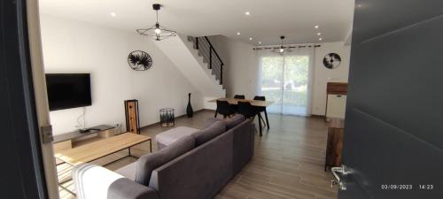 un salon avec un canapé et une table dans l'établissement Maison Saint Nazaire, à Saint-Nazaire