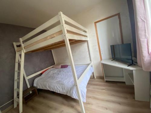 - une chambre avec des lits superposés et une télévision dans l'établissement Rose, à Viviers