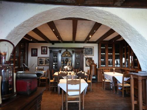an archway in a restaurant with tables and chairs at Hotel Conti Formentini in San Floriano del Cóllio