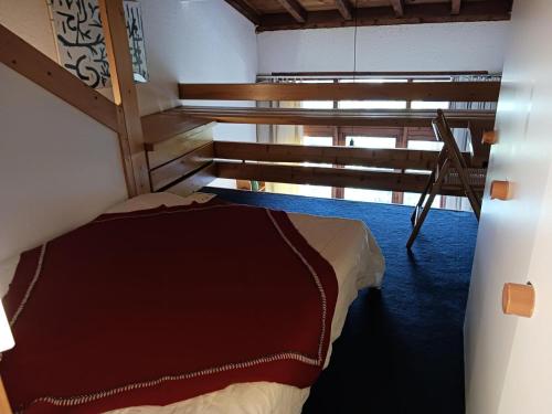 une chambre avec un lit dans une chambre avec une fenêtre dans l'établissement Résidence Archeboc - Appartement 5 personnes à Arc 1800 proche des pistes dans le village de Charmettoger MAE-1031, à Arc 1800