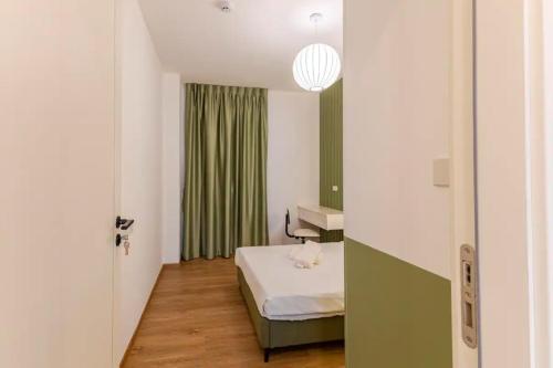 a hospital room with a bed and a window at 曼谷豪华IDEORama9联排别墅 in Ban Na Song