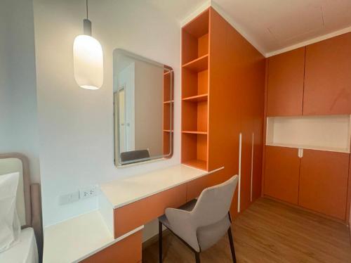 a room with a desk with a mirror and a chair at 曼谷豪华IDEORama9联排别墅 in Ban Na Song
