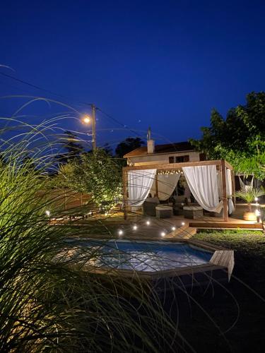 une arrière-cour avec une piscine la nuit dans l'établissement Chambres d'hôtes à la campagne, à Saint-Romain-le-Puy