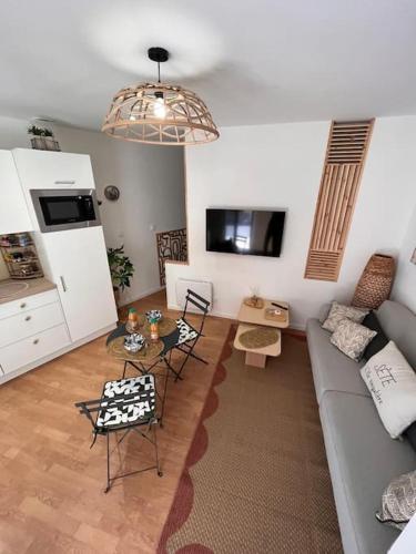 un salon avec un canapé et une table dans l'établissement Elégant petit appartement sete, à Sète