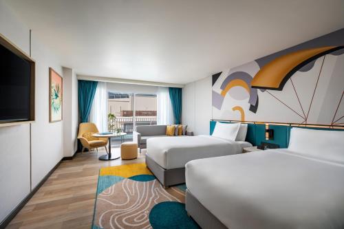 Postel nebo postele na pokoji v ubytování M Social Hotel Phuket