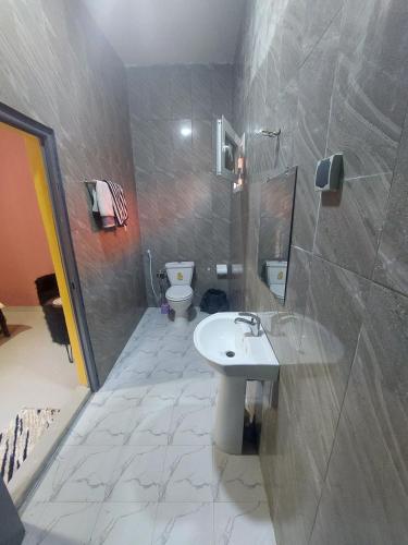 un bagno con lavandino e WC di Residence le belier a Mbirdiamm
