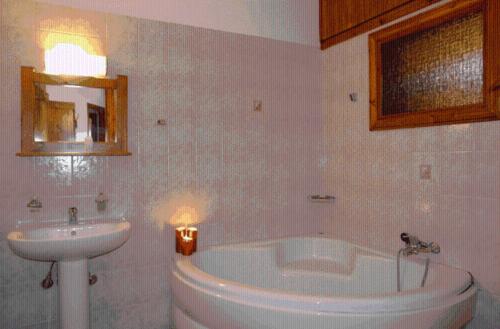y baño con bañera y lavamanos. en Morfeas, en Karpenisi