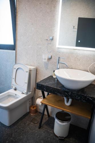 Bilik mandi di Center Boutique Hotel