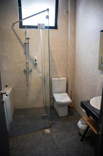 Bilik mandi di Center Boutique Hotel