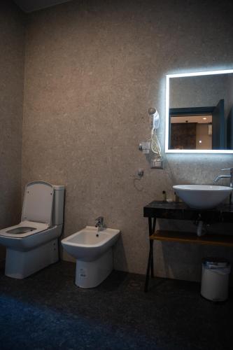 Bilik mandi di Center Boutique Hotel
