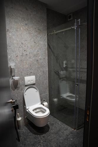 Bilik mandi di Center Boutique Hotel