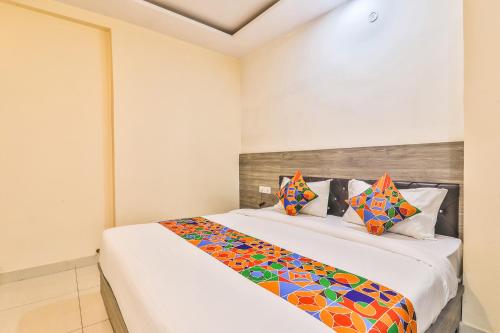 Postel nebo postele na pokoji v ubytování FabHotel LS Grand