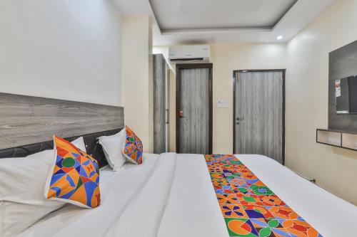 Postel nebo postele na pokoji v ubytování FabHotel LS Grand