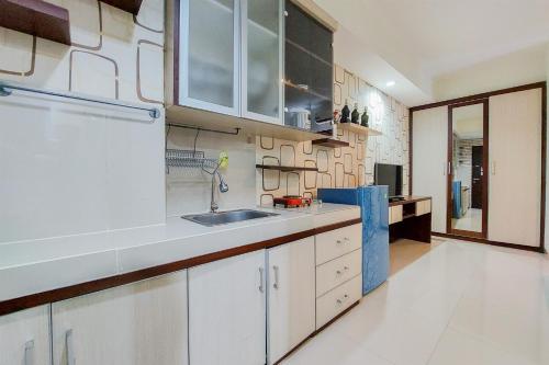 Η κουζίνα ή μικρή κουζίνα στο Nice Studio at 18th Floor Atria Residence Gading Serpong Apartment By Travelio